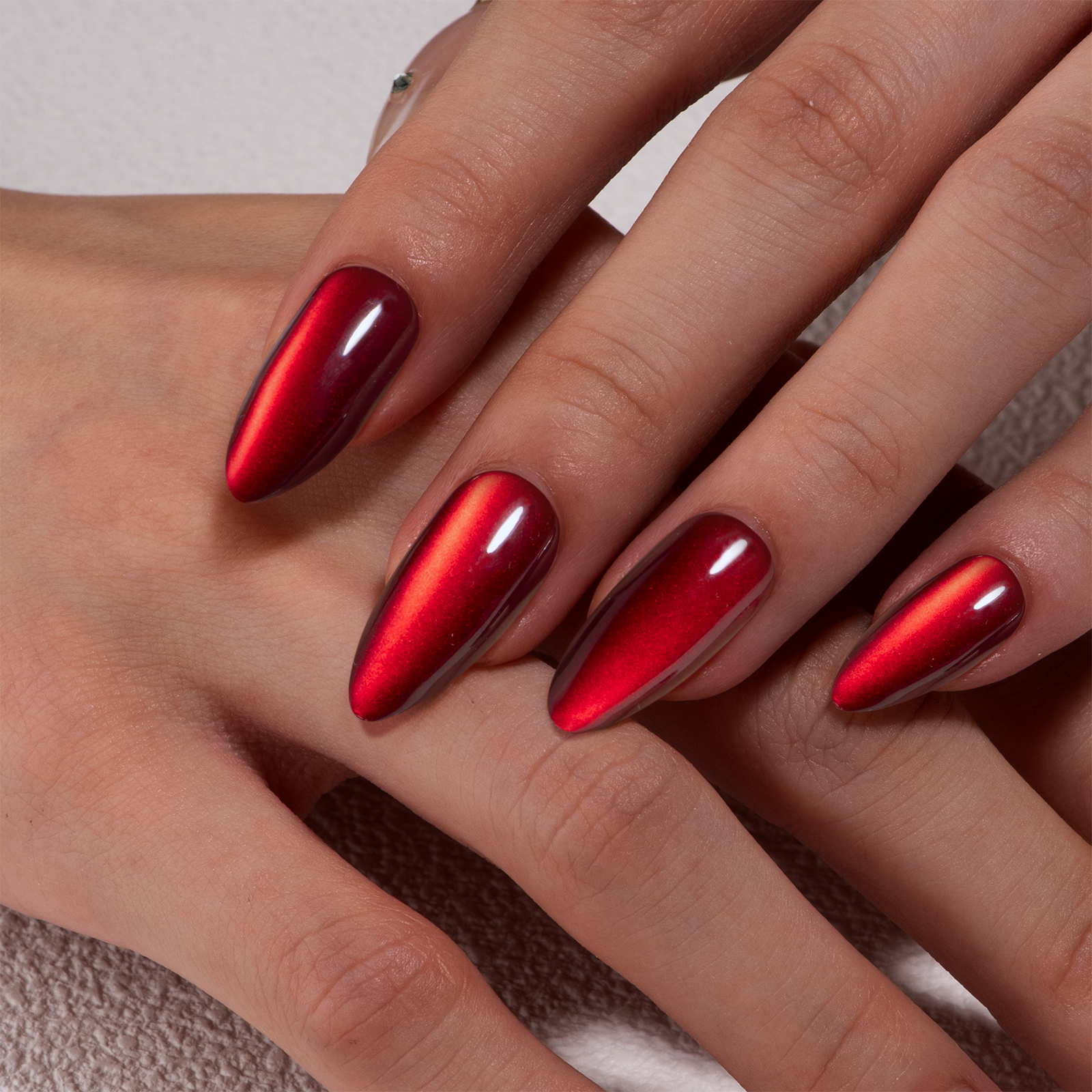 Ruby Cat Glow – L Almond