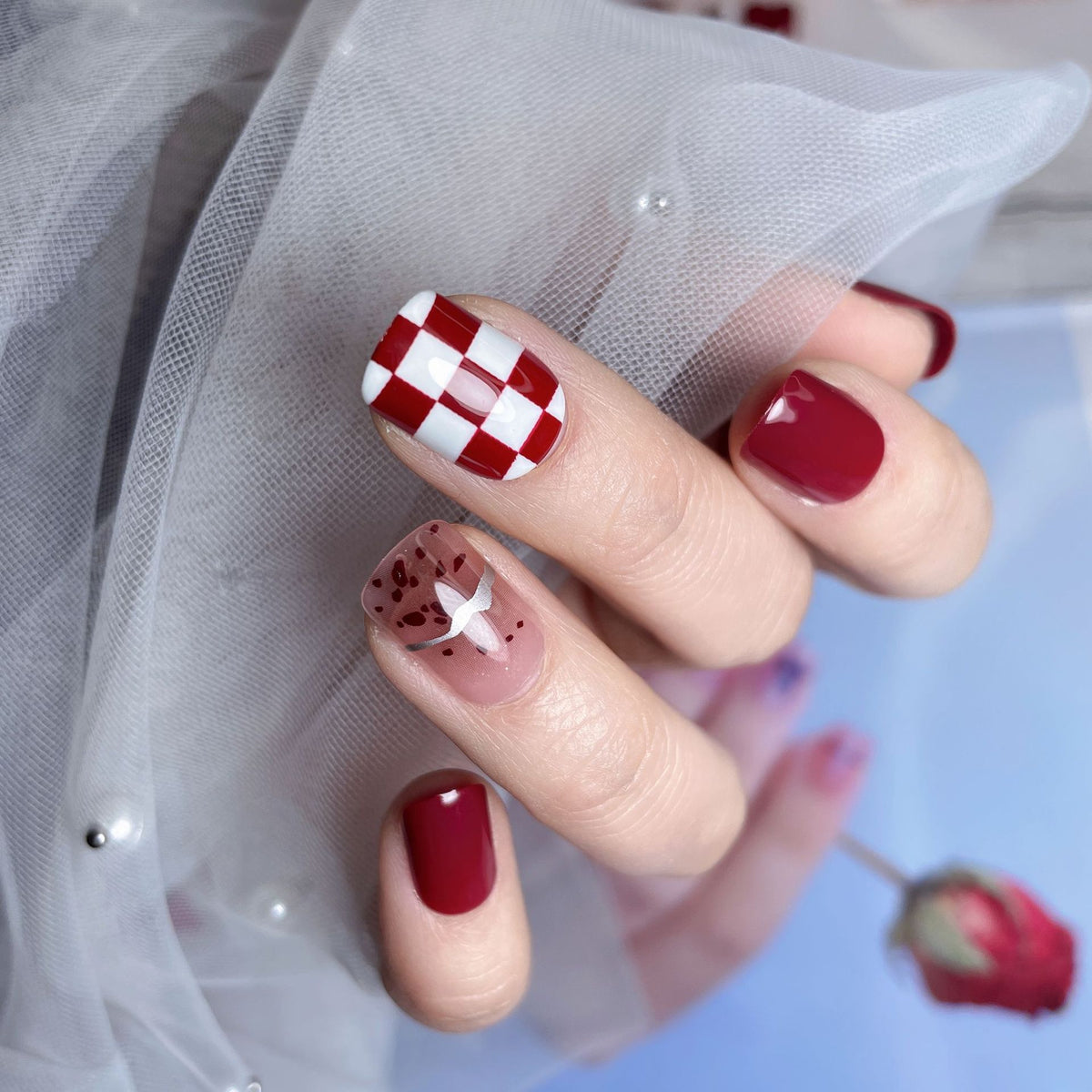 Nails Art Ideas Checkered Glossy Line Plaid Medium Oval RedNnatural