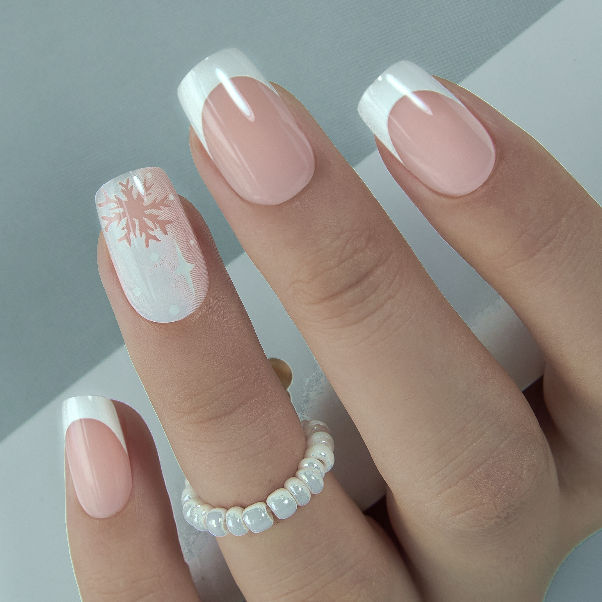 Snowy Grace – M Squoval