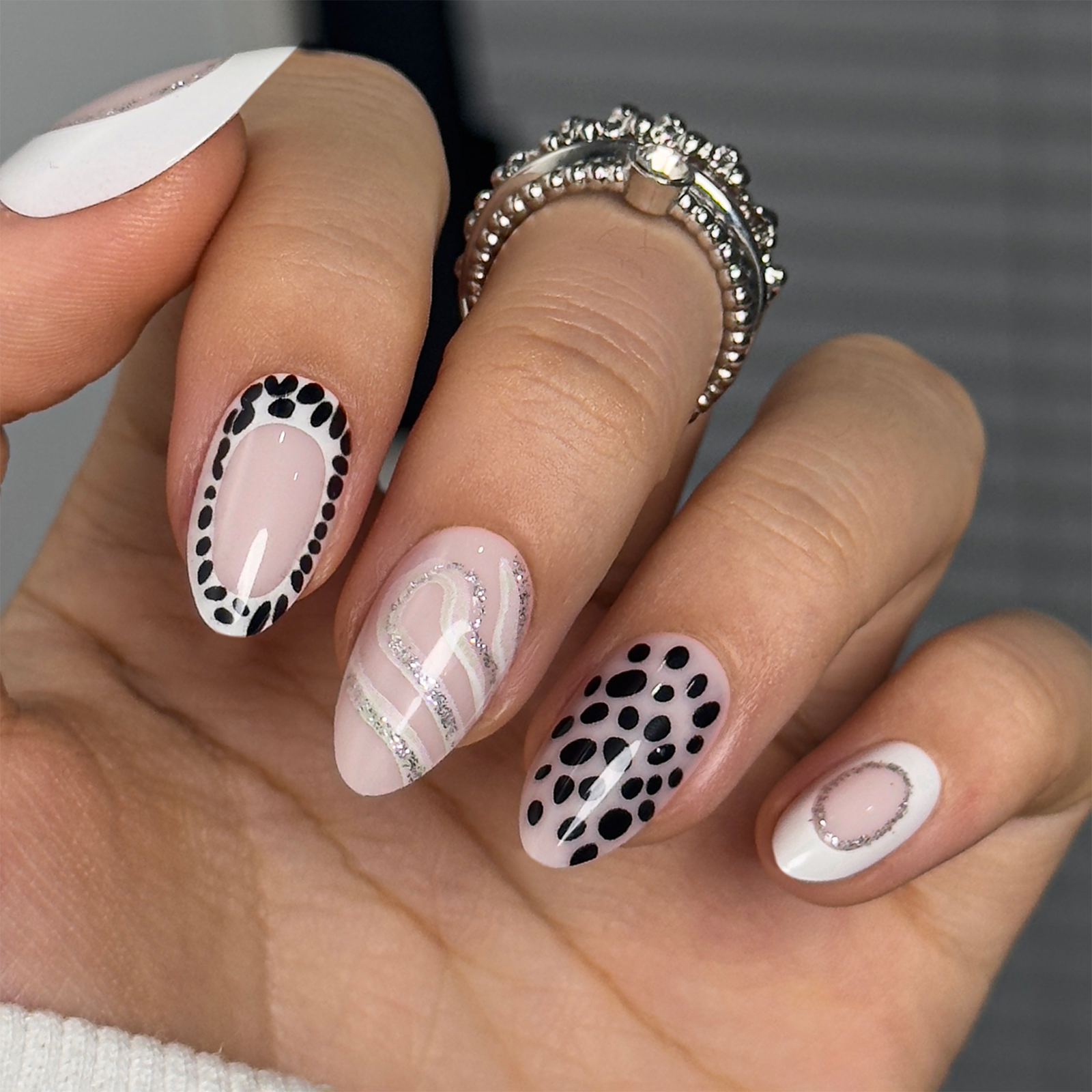 Silver Line Chic – S Almond