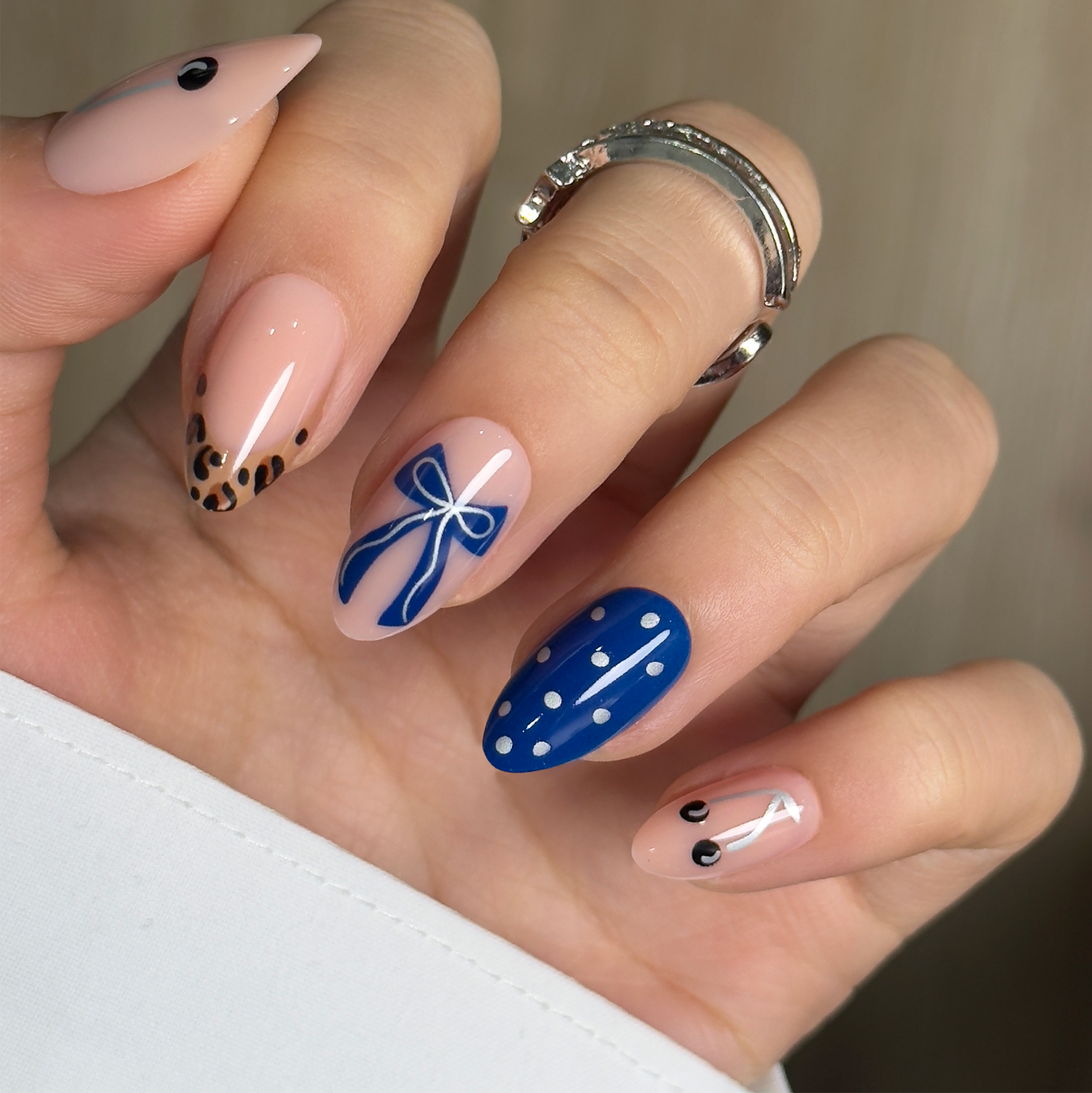 Leopard Bow – S Almond